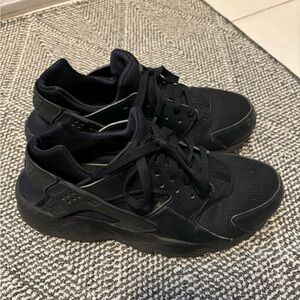 Nike Huaraches all black